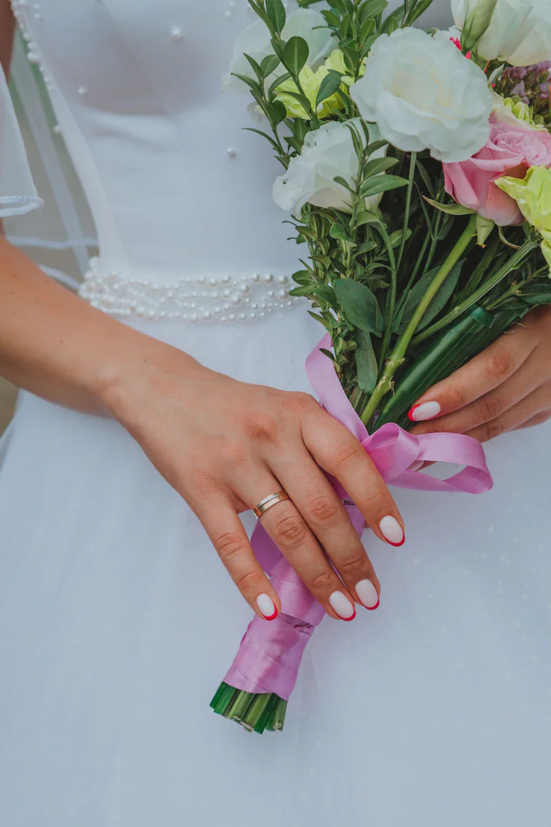 Detalle de un ramo de novia sostenido entre las manos