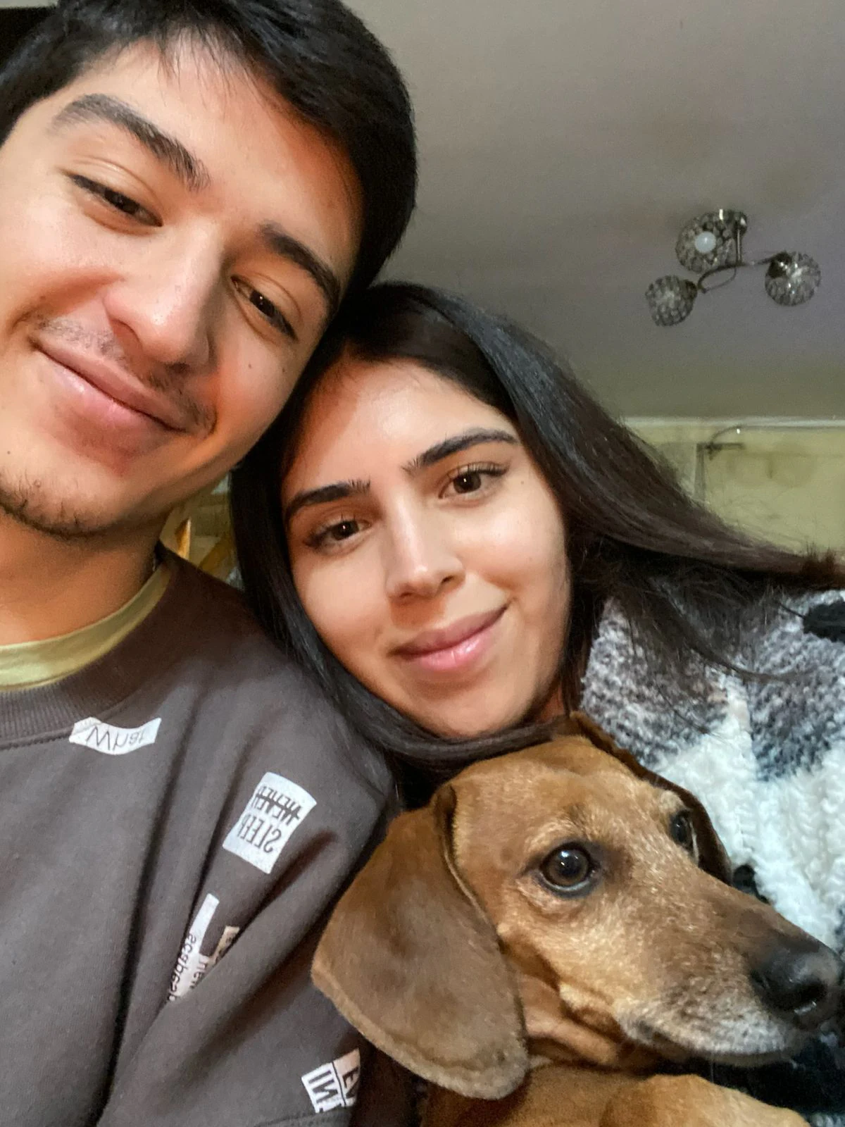 Maximiliano y Javiera abrazando a uno de sus hijos perrunos